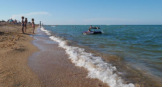 Арабатская стрелка море и пляж курорта Стрелковое фото