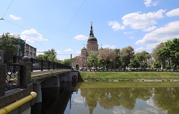 Собор Благовещения Пресвятой Богородицы со стороны реки Лопань фото