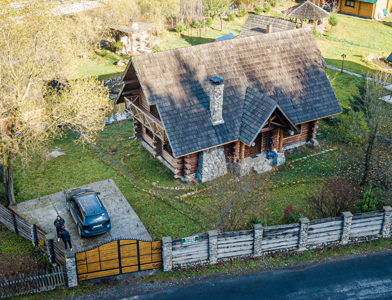 дом с бассейном в Карпатах вид сверху